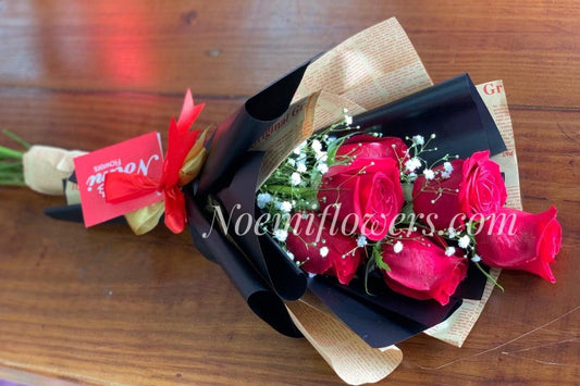 Mini-Bouquet-de-6-rosas-rojas-envueltas-en-papel-decorativo