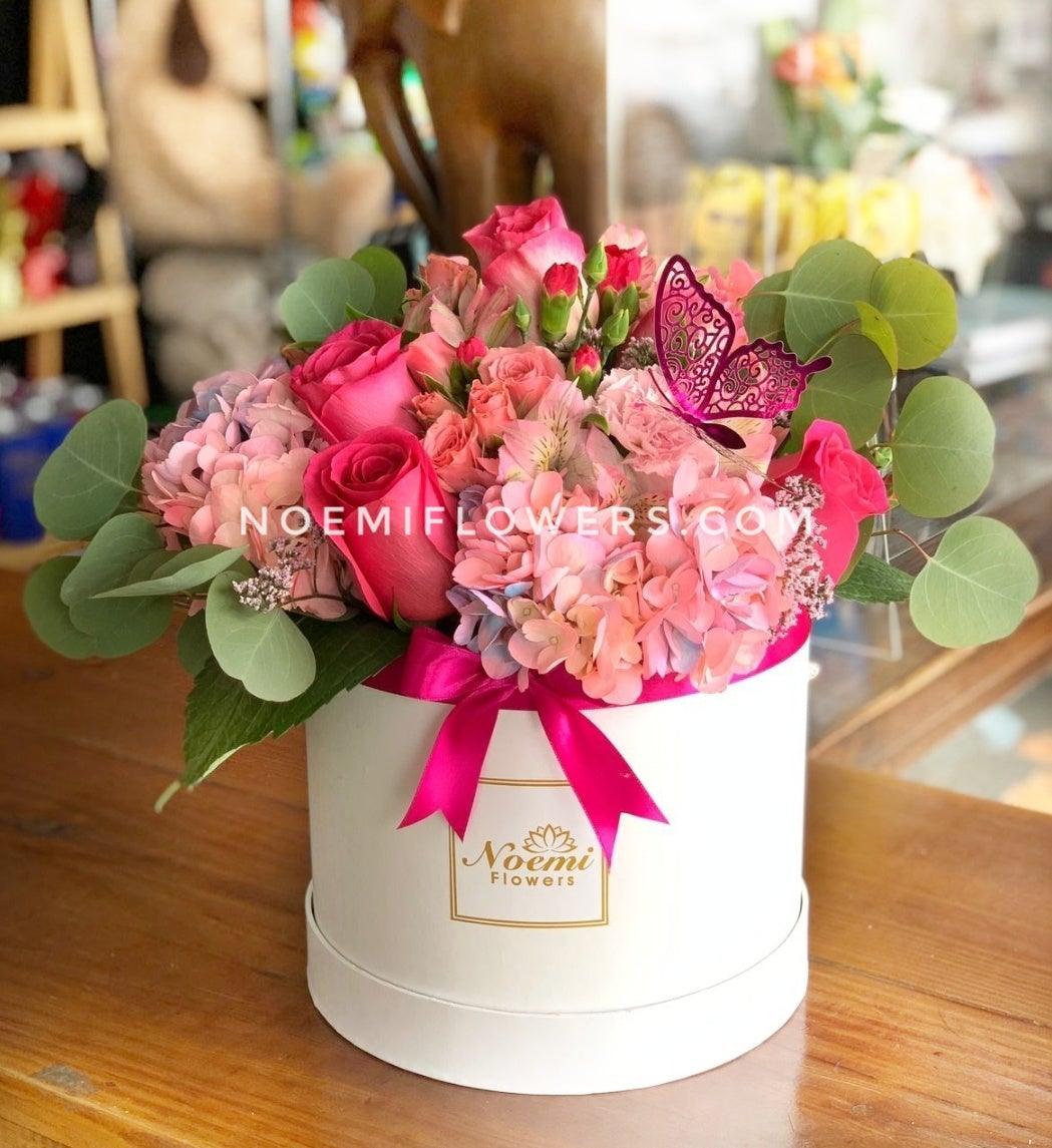 Caja redonda con hortensias y rosas - Floristería Noemi Flowers