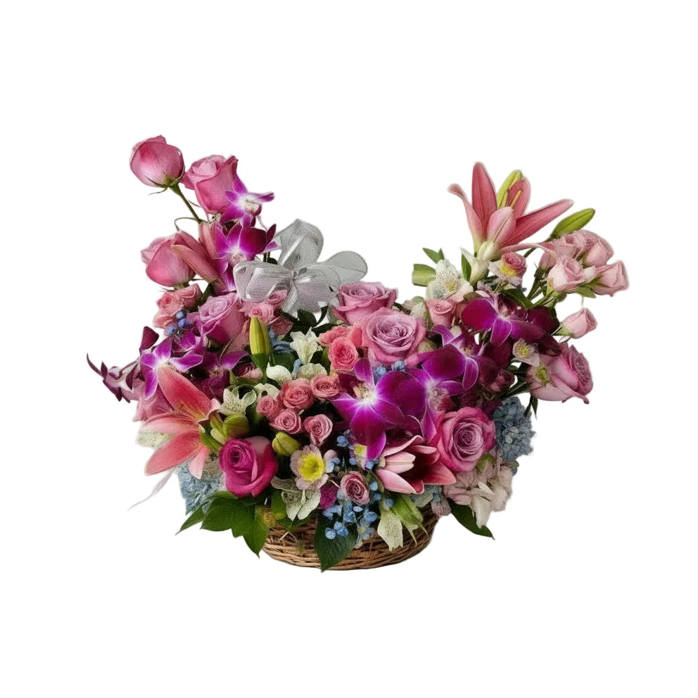Hermosas rosas mini rosas lirios y orquideas en canasta de mimbre - Floristería Noemi Flowers