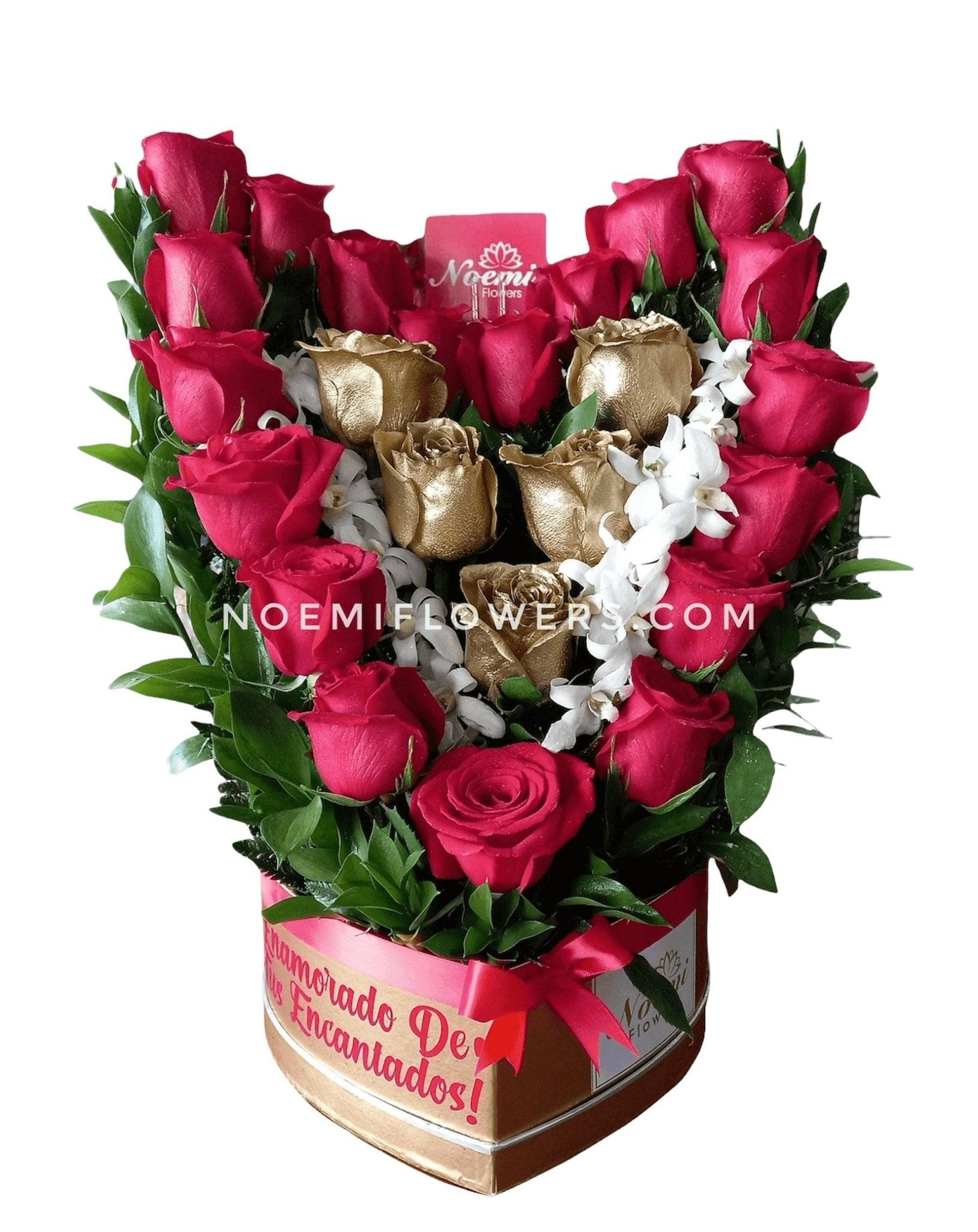 Confeccionado con rosas rojas, rosas doradas orquídeas y follaje variado - Floristería Noemi Flowers